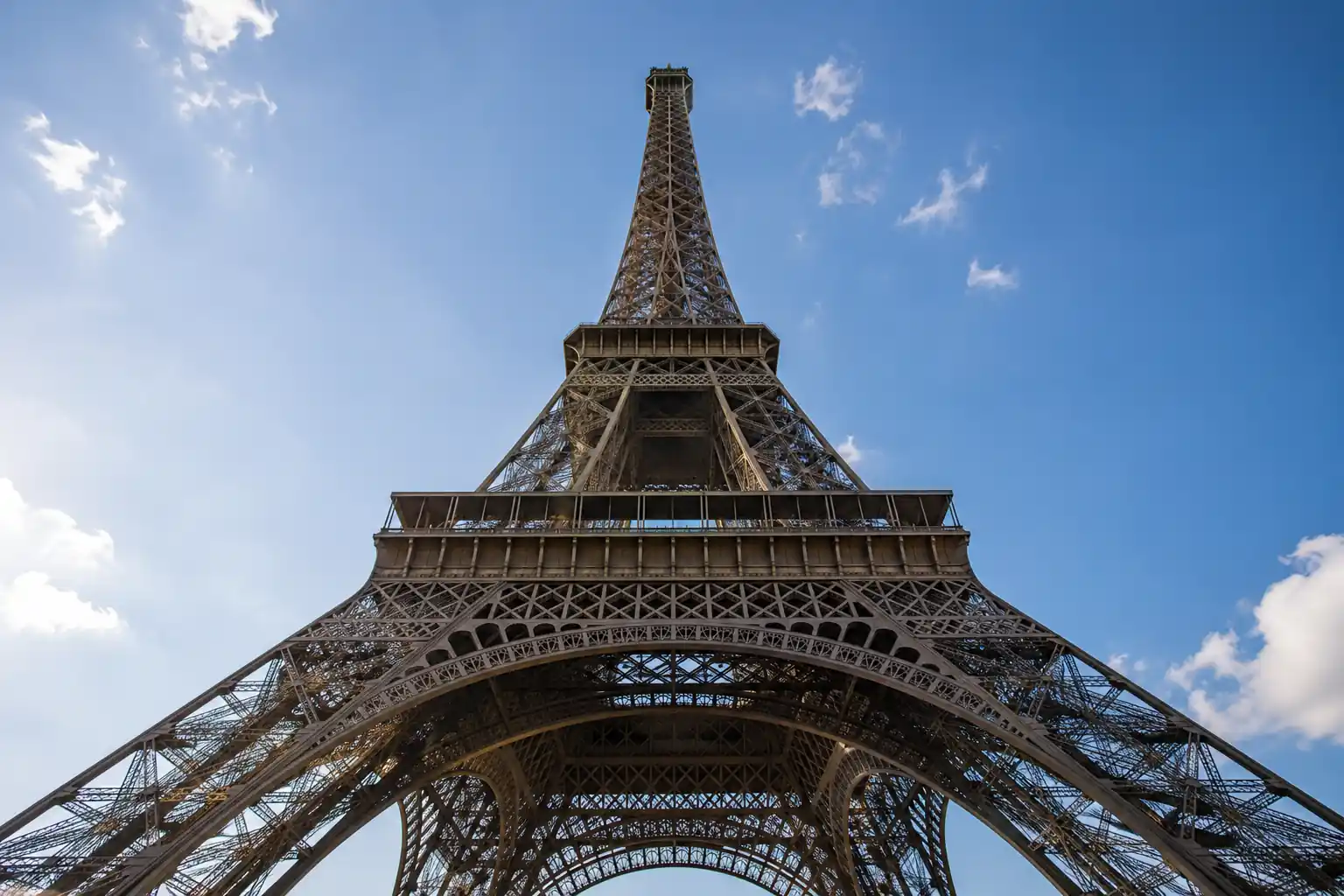 Torre Eiffel desde abajo mostrando sus 330 metros de altura