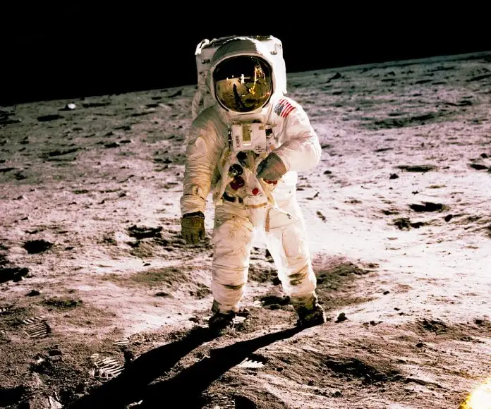 Astronauta caminando sobre la superficie lunar en el Apollo 11 como ejemplo de evento histórico para calcular cuánto tiempo ha pasado