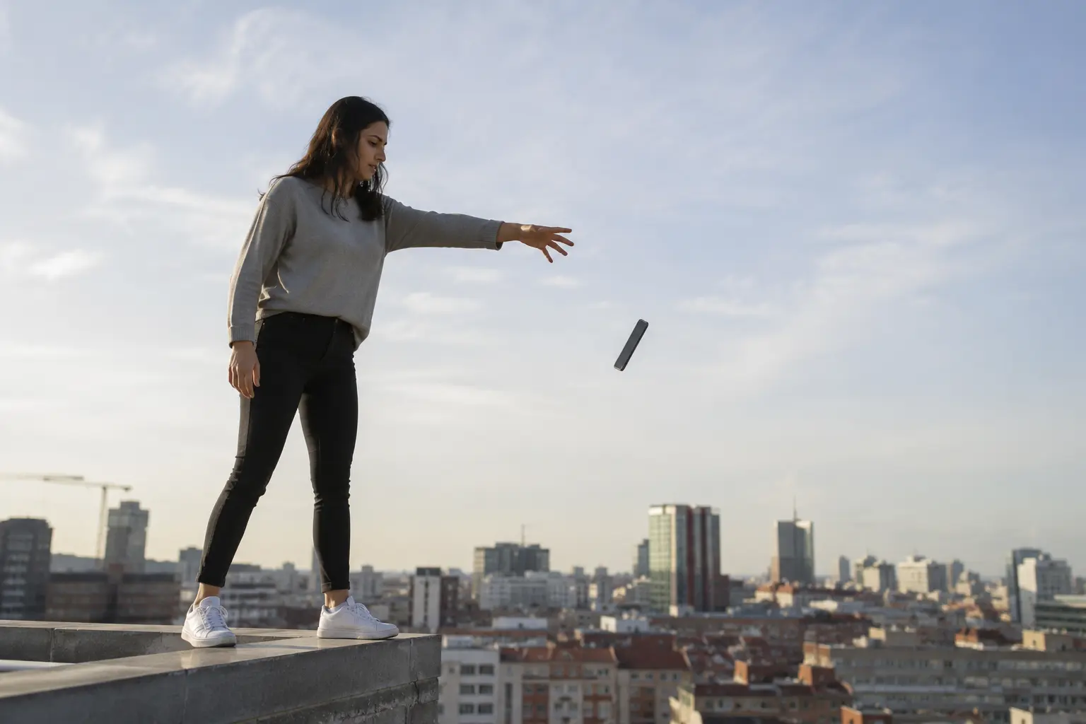 Mujer arrojando objeto desde un edificio