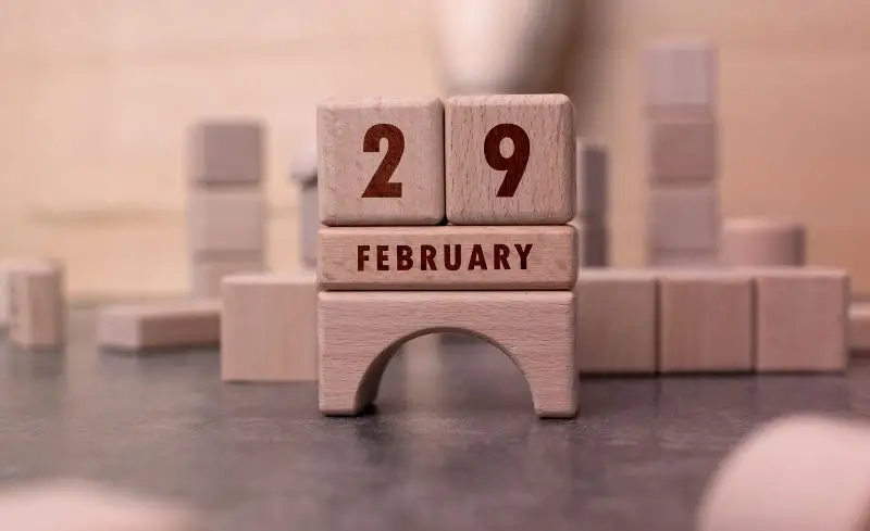 Bloques de madera mostrando el 29 de febrero representando el año bisiesto en el cálculo de diferencia de edad entre dos personas