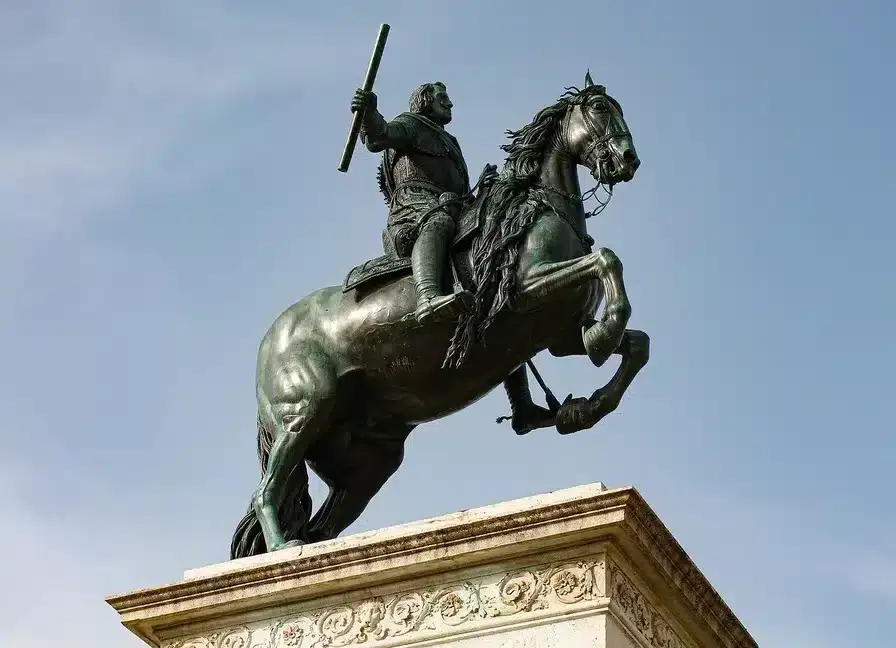 Estatua ecuestre de bronce representando un personaje histórico para ilustrar cuánto tiempo ha pasado desde eventos históricos importantes
