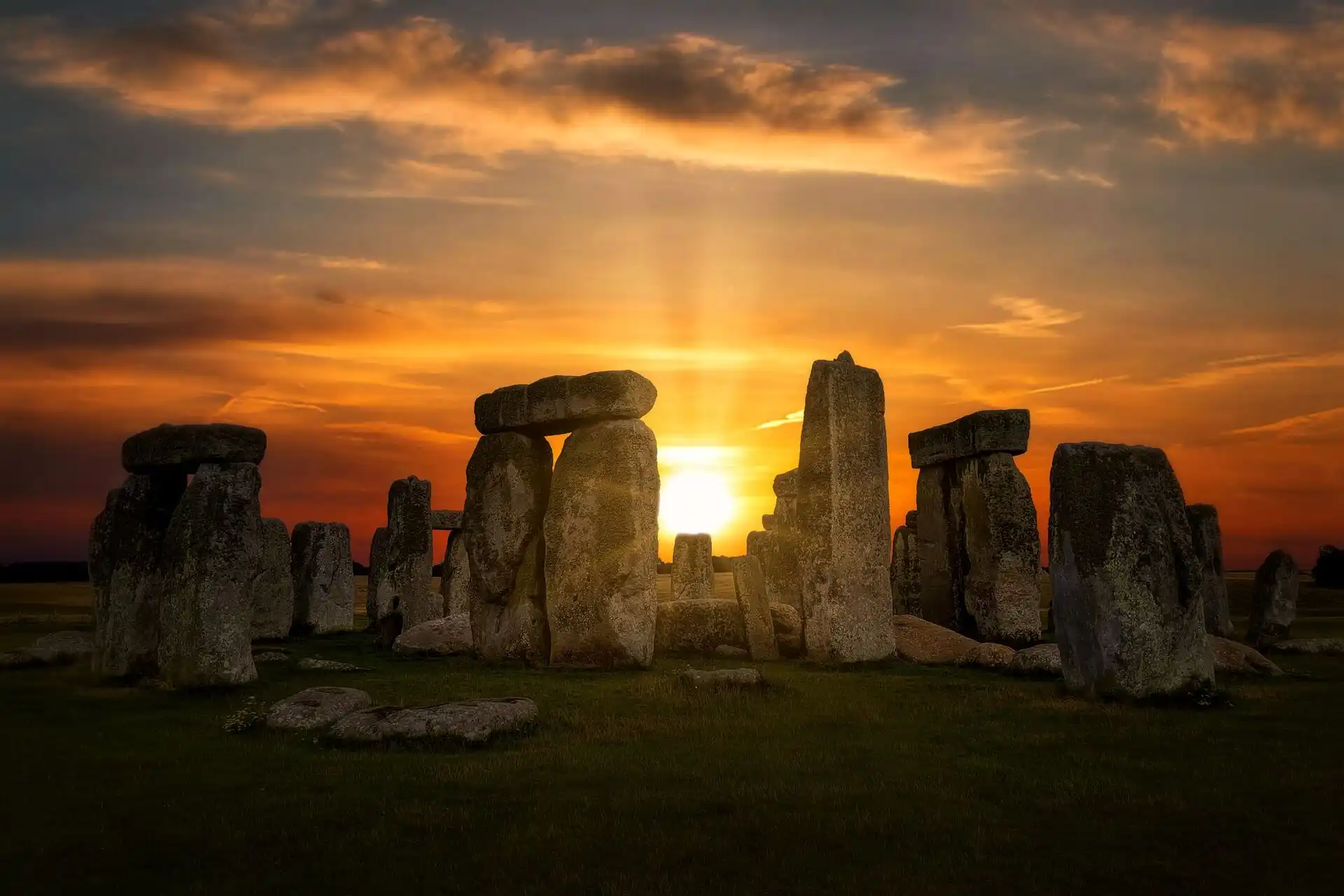 Stonehenge al atardecer como símbolo del calendario histórico para calcular en qué día de la semana cayó una fecha